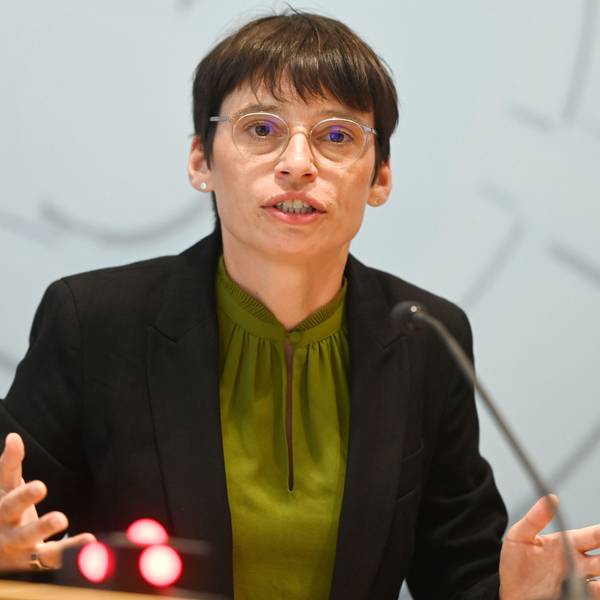 NRW-Flüchtlingsministerin Josefine Paul (Grüne) bei der Landespressekonferenz im Landtag.