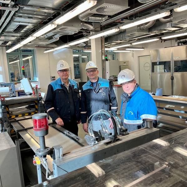 Andreas Bulan, Roberto Warthe und Michael Großholz von Covestro stehen an einer selbst konstruierten Anlage, auf der Sauerstoff-Verzehrkathoden gebaut werden.