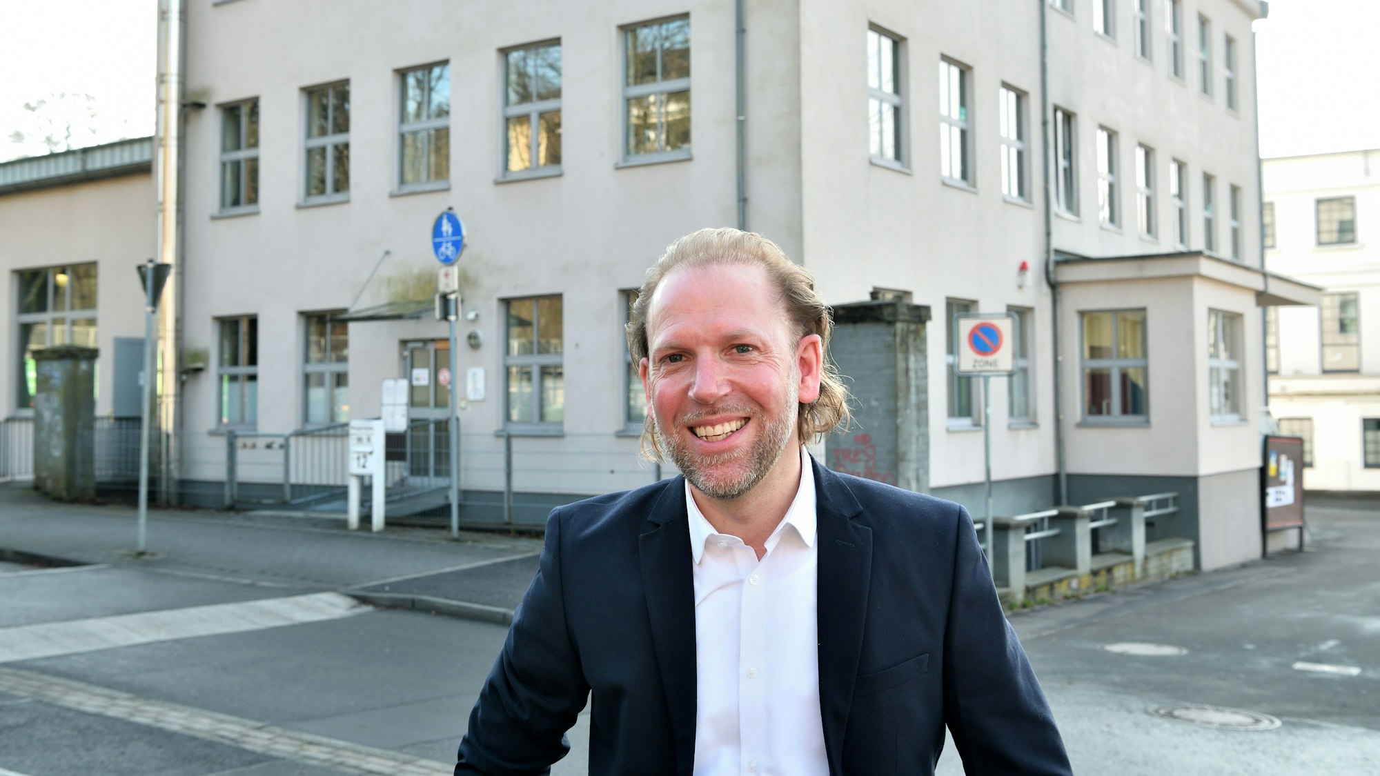 Ein Mann steht vor einem Jugendamt in Wipperfürth.