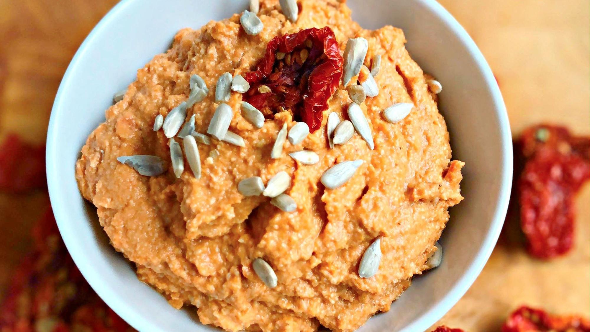 Ein Aufstrich aus getrockneten Tomaten, Sonnenblumenkernen und Auberginen, Nahaufnahme