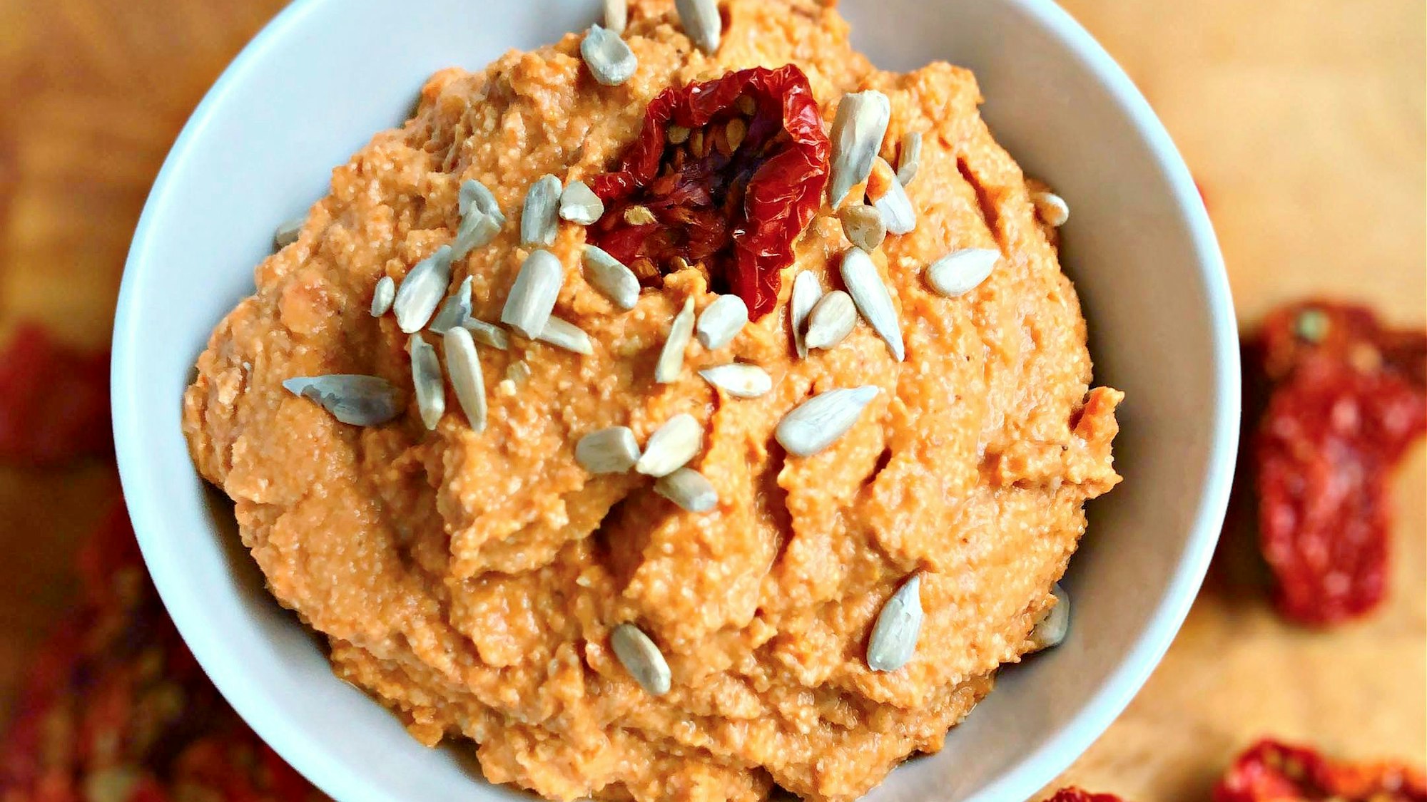 Ein Aufstrich aus getrockneten Tomaten, Sonnenblumenkernen und Auberginen, Nahaufnahme