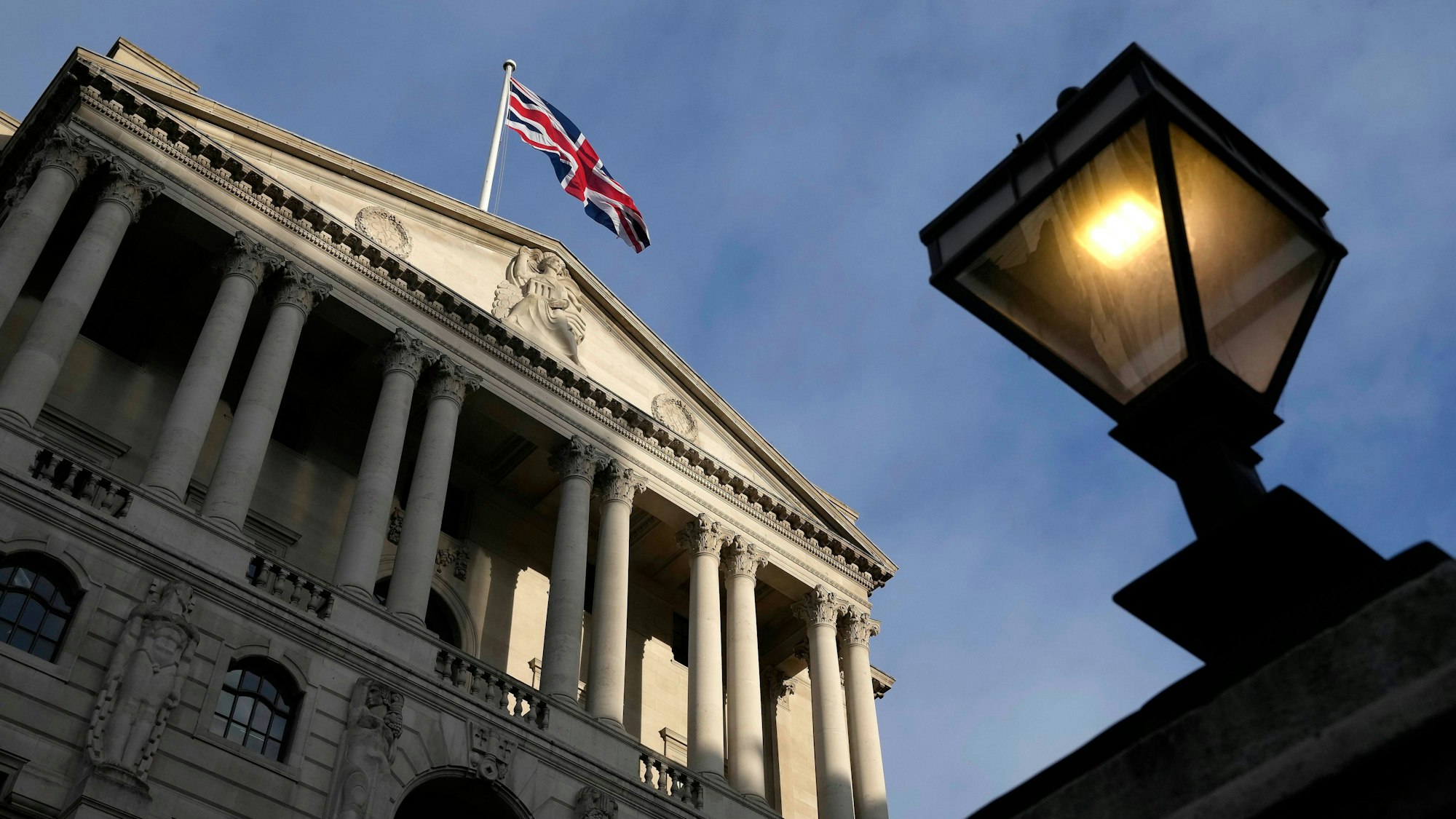 Die Union-Jack-Flagge weht auf dem Dach der Bank of England in London.