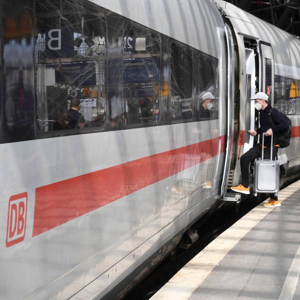 Ein Reisender steigt an Bahnsteig im Hauptbahnhof Köln in seinen Zug.