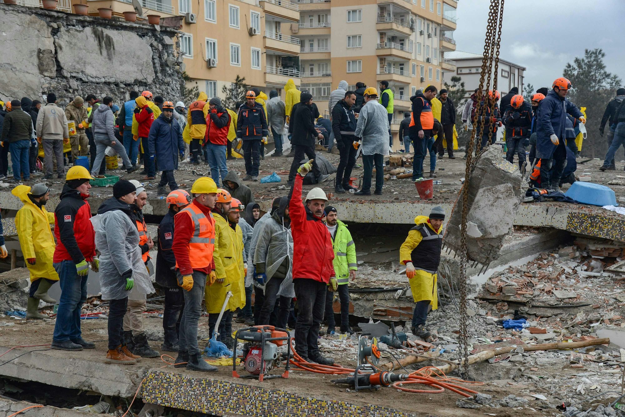 In großen Gruppen suchen Menschen nach Überlebenden in Diyarbakir.