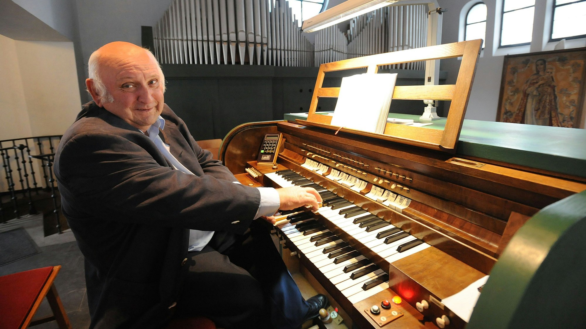 Multitalent Heinrich Witprächtiger an der Kirchenorgel.