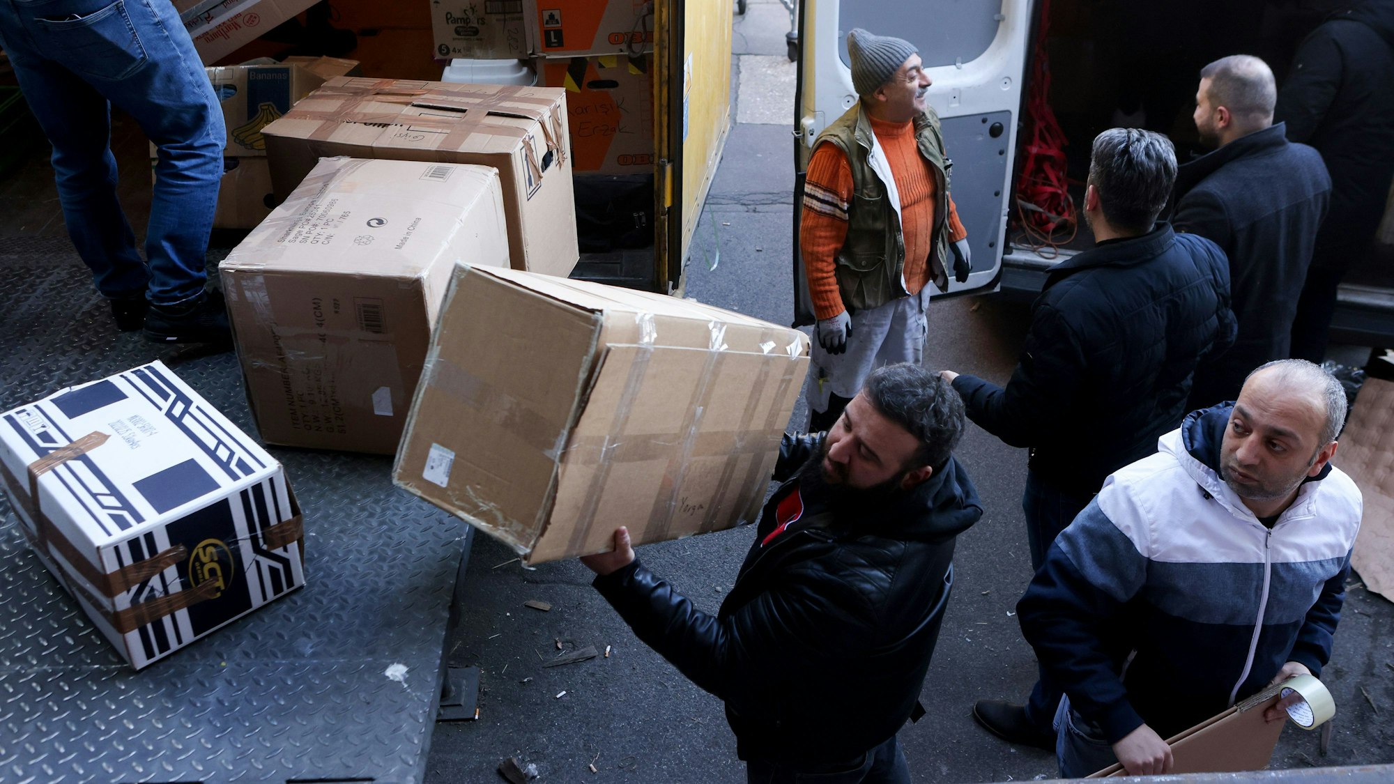 Packarbeiten am Hafen in Köln-Niehl.