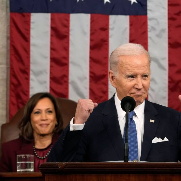Joe Biden, Präsident der USA, hält die Rede zur Lage der Nation vor einer Sitzung des Kongresses im US-Kapitol, während Vizepräsidentin Kamala Harris und Kevin McCarthy, Sprecher des Repräsentantenhauses, im Hintergrund applaudieren.