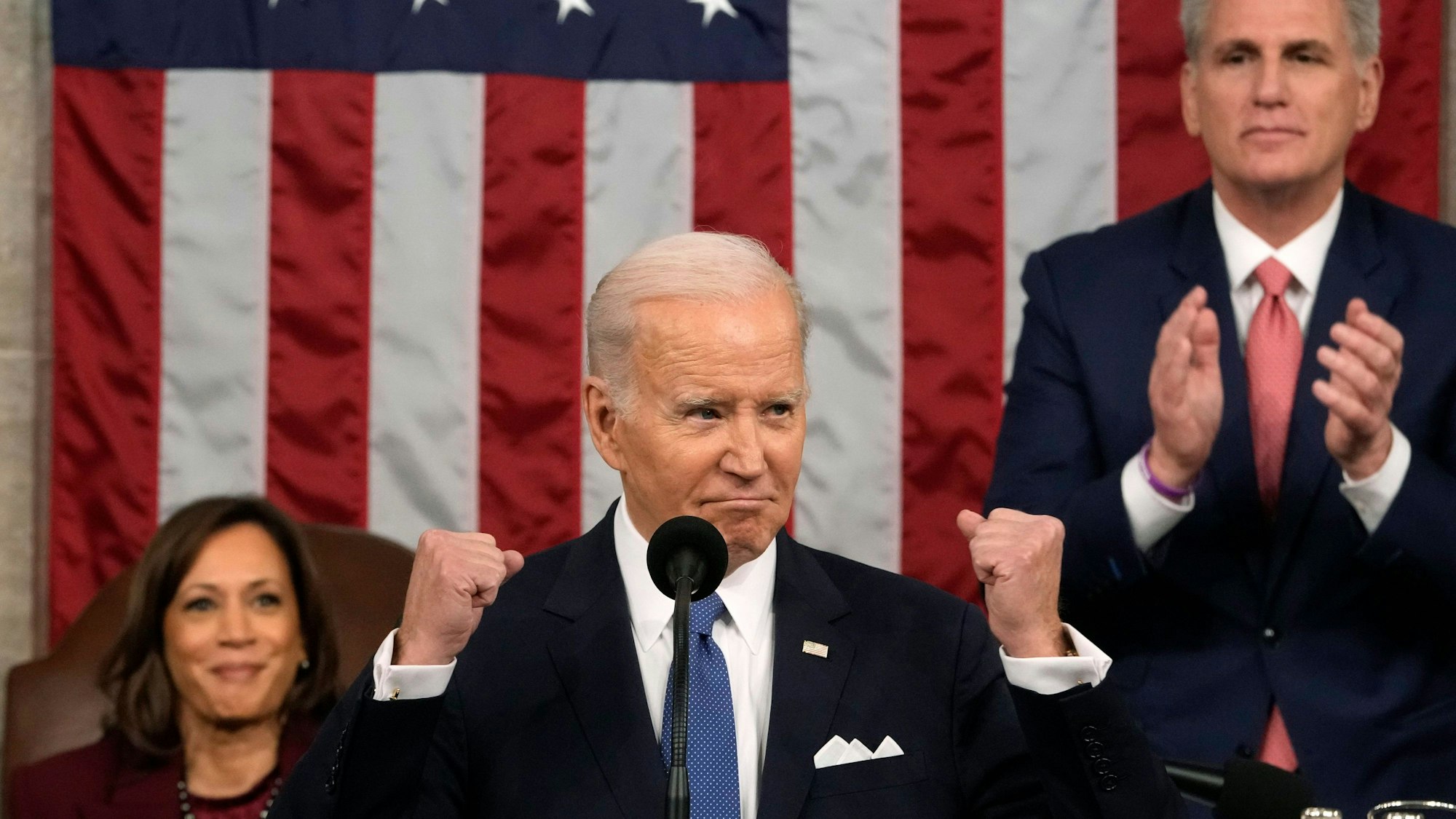 Joe Biden, Präsident der USA, hält die Rede zur Lage der Nation vor einer Sitzung des Kongresses im US-Kapitol, während Vizepräsidentin Kamala Harris und Kevin McCarthy, Sprecher des Repräsentantenhauses, im Hintergrund applaudieren.