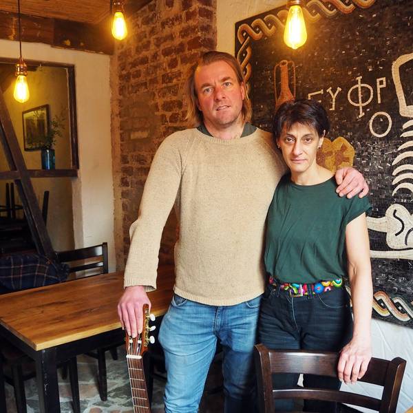 Daniel Klaus und Cane Tounkara im Restaurant.