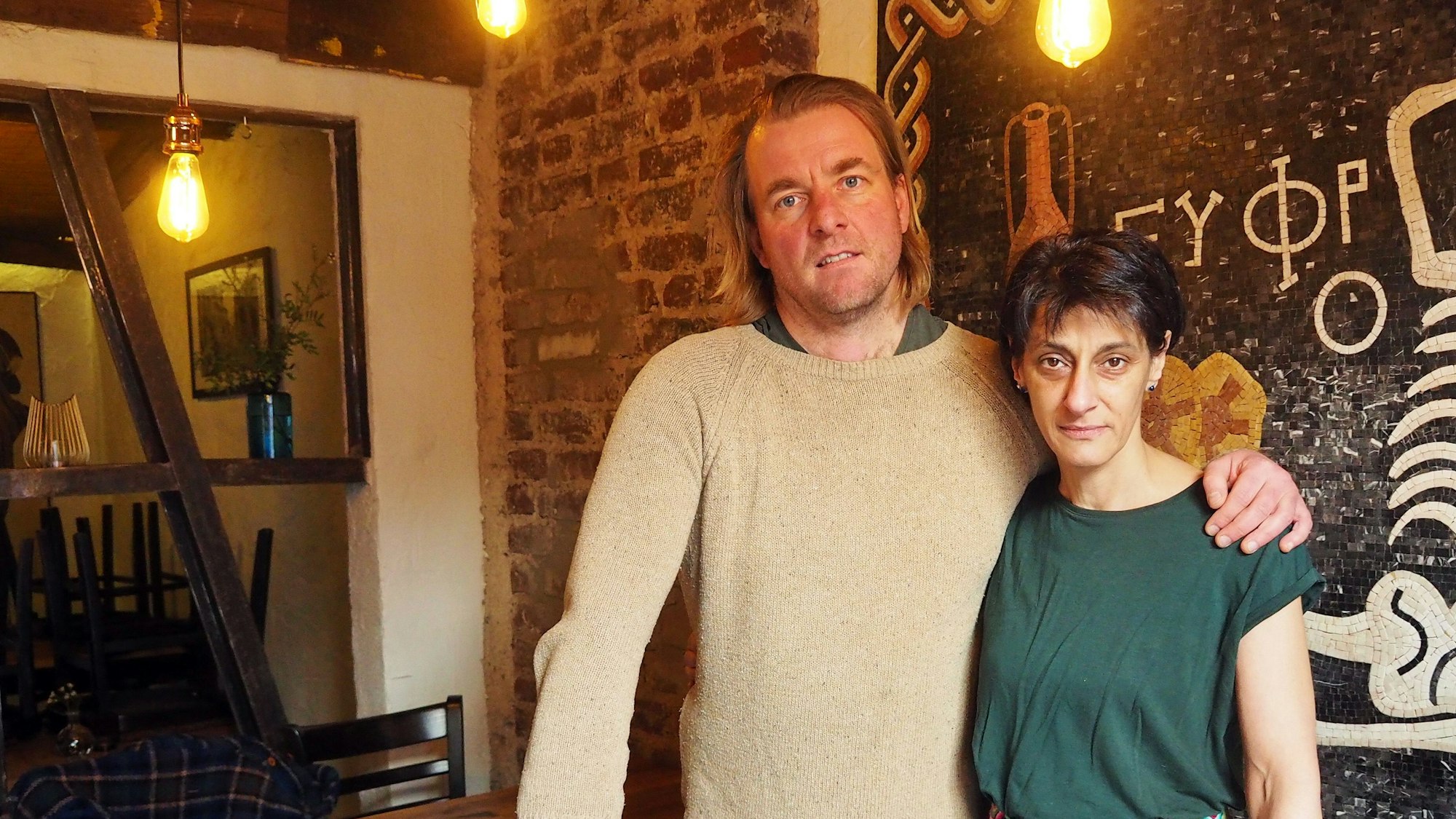 Daniel Klaus und Cane Tounkara im Restaurant.