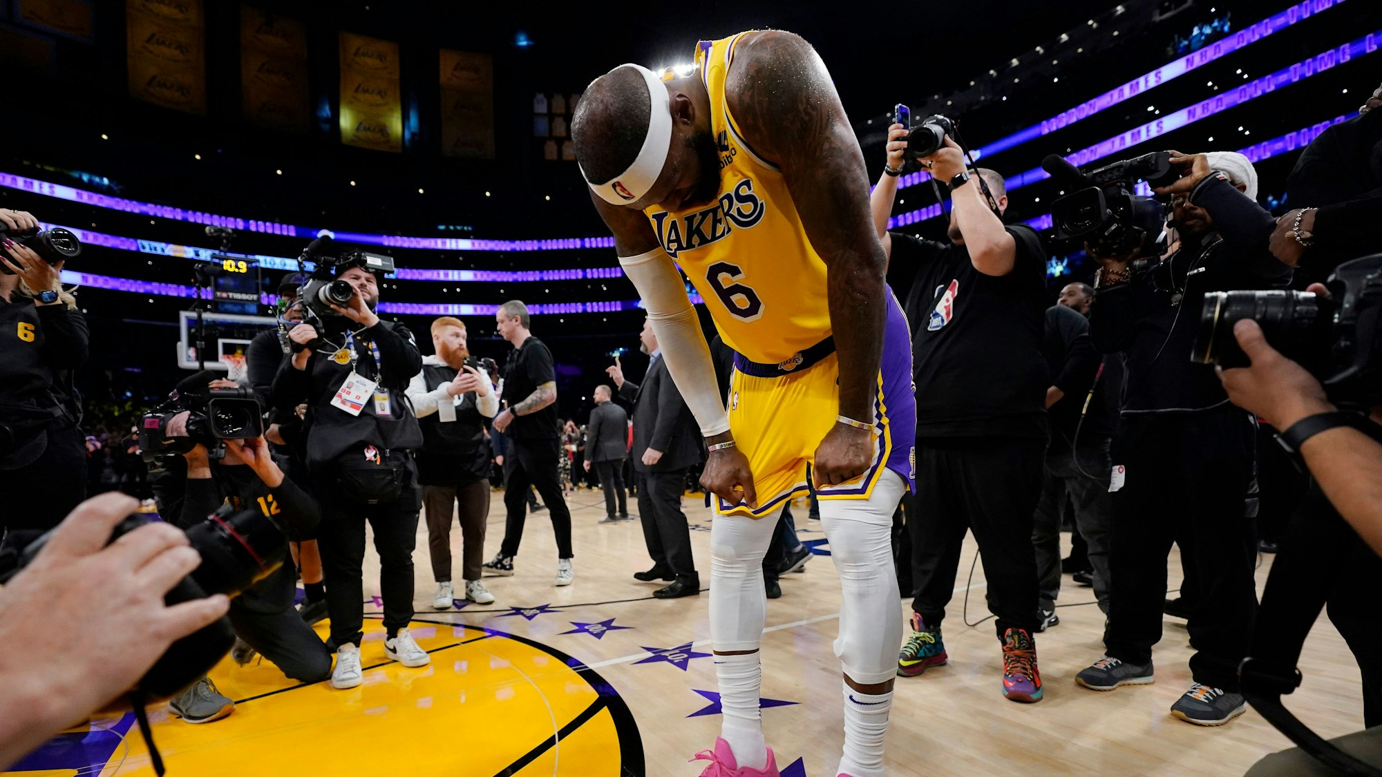LeBron James rang mit den Tränen nachdem er den Punkterekord holte.
