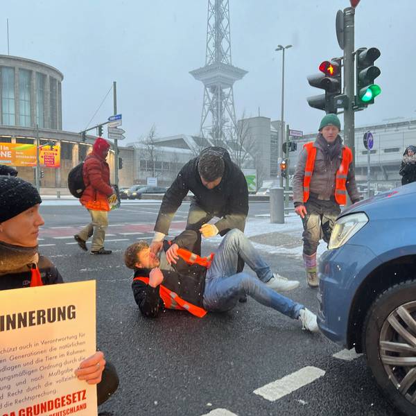 An der Autobahnausfahrt A100 und A115 haben sich gegen am Morgen mehrere Aktivisten der letzten Generation festgeklebt. Es kam zu mehreren Auseinandersetzungen mit Autofahrern. Dem hier liegenden Demonstranten fuhr ein Auto über den Fuß, wie in einem Video zu sehen ist.