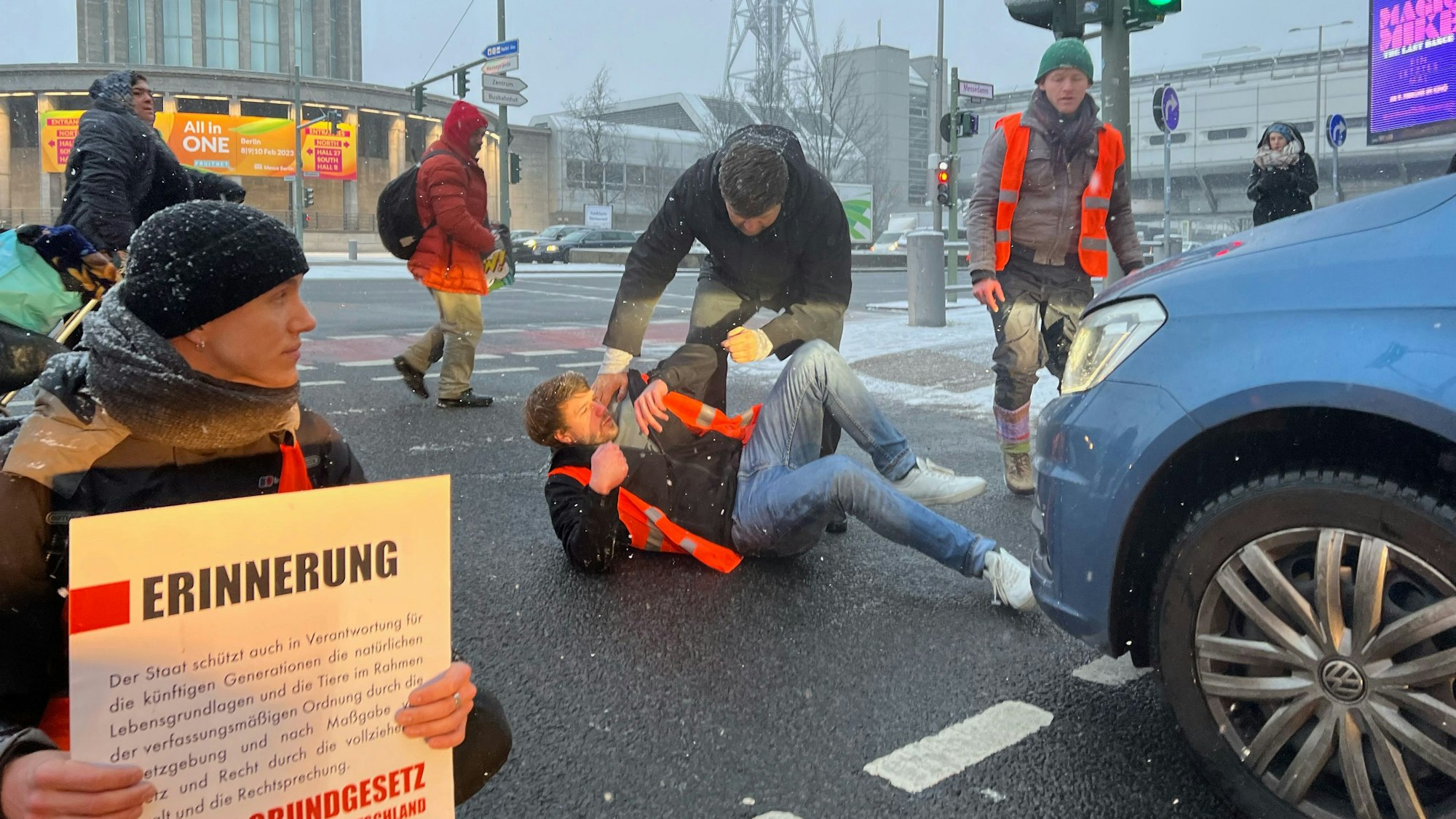 An der Autobahnausfahrt A100 und A115 haben sich gegen am Morgen mehrere Aktivisten der letzten Generation festgeklebt. Es kam zu mehreren Auseinandersetzungen mit Autofahrern. Dem hier liegenden Demonstranten fuhr ein Auto über den Fuß, wie in einem Video zu sehen ist.