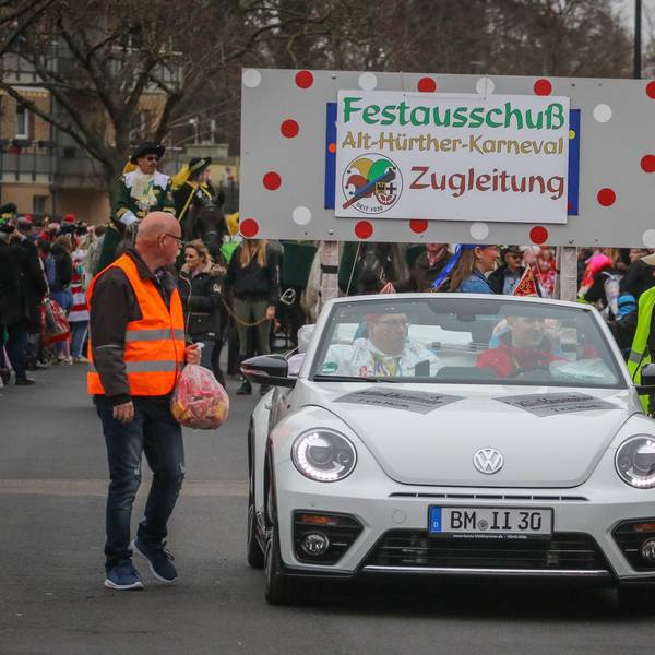 Michael Over von der Prinzengarde Rot-Weiß Hürth sichert seit vielen Jahren den Zug in Alt-Hürth.