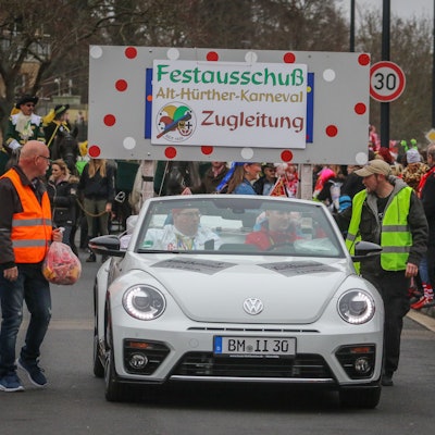 Michael Over von der Prinzengarde Rot-Weiß Hürth sichert seit vielen Jahren den Zug in Alt-Hürth.