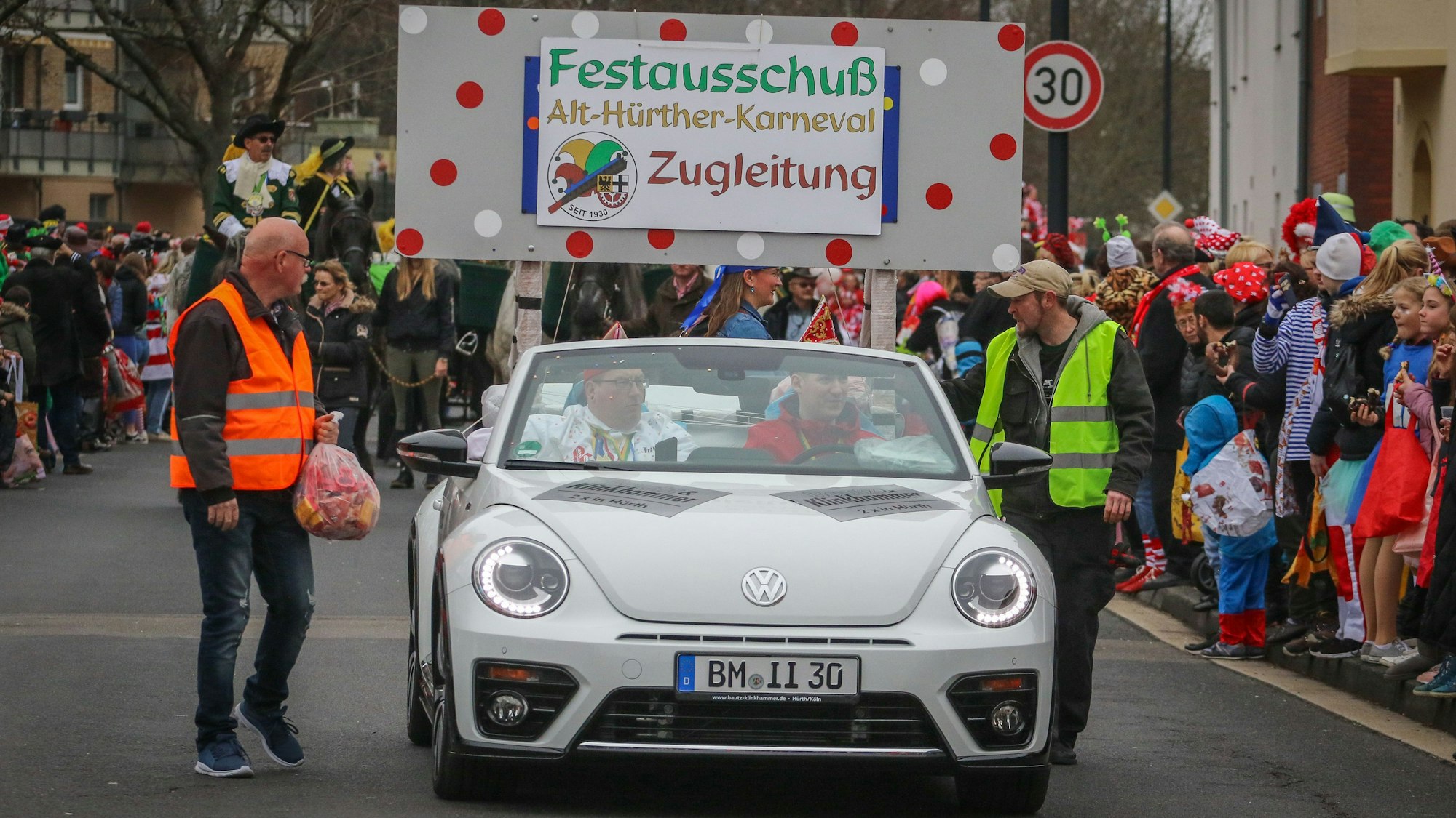 Michael Over von der Prinzengarde Rot-Weiß Hürth sichert seit vielen Jahren den Zug in Alt-Hürth.