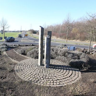 Zwei Straßenschilder an einem Kreisverkehr zeigen in Richtung Lülsdorf, Ranzel und Niederkassel-Zentrum.