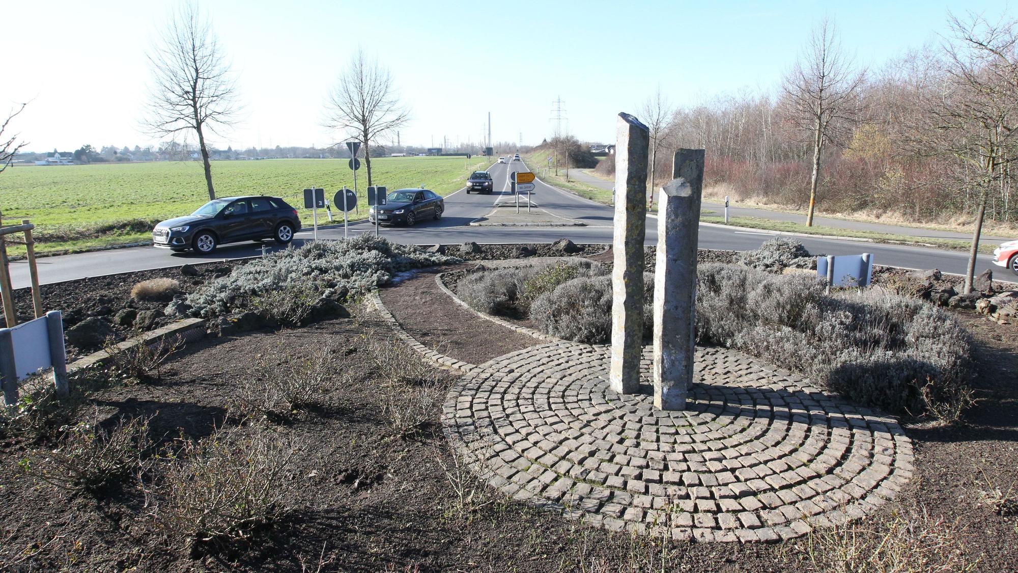 Zwei Straßenschilder an einem Kreisverkehr zeigen in Richtung Lülsdorf, Ranzel und Niederkassel-Zentrum.