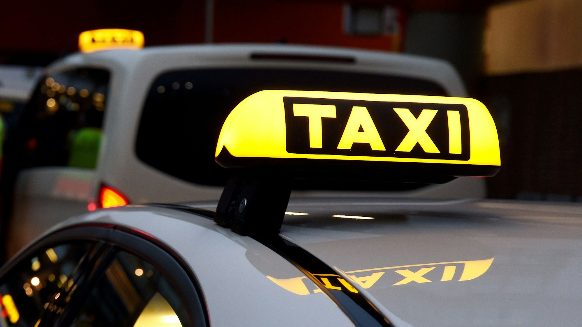 Das Foto zeigt zwei Taxis.