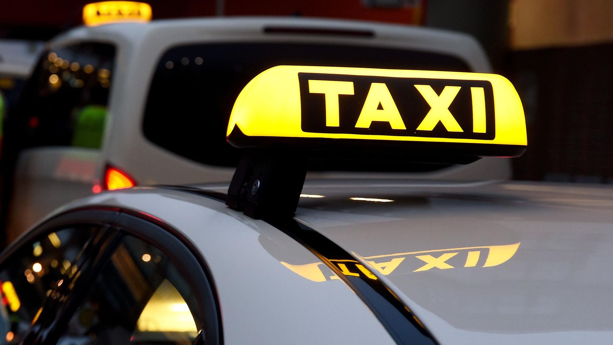 Ordnungsamt und Zoll kontrollieren Taxifahrer und ihre Taxis am Breslauer Platz in Köln.