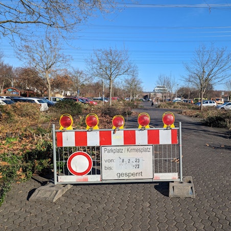 Es ist der Parkplatz am Kiebitzweg in Hürth zu sehen.