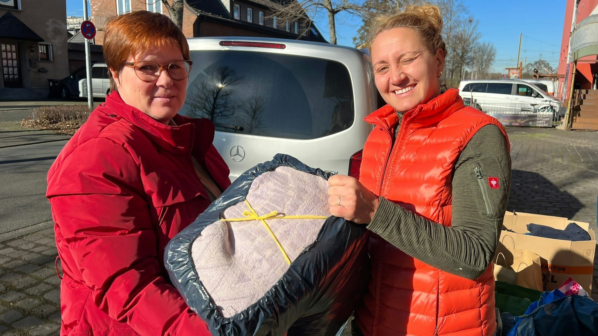 Das Foto zeigt Yeliz Balto von einer Brühler Tischlerei. Sie nimmt Sachspenden aus der Brühler Bevölkerung an, um diese in die Türkei weiterzuschicken.