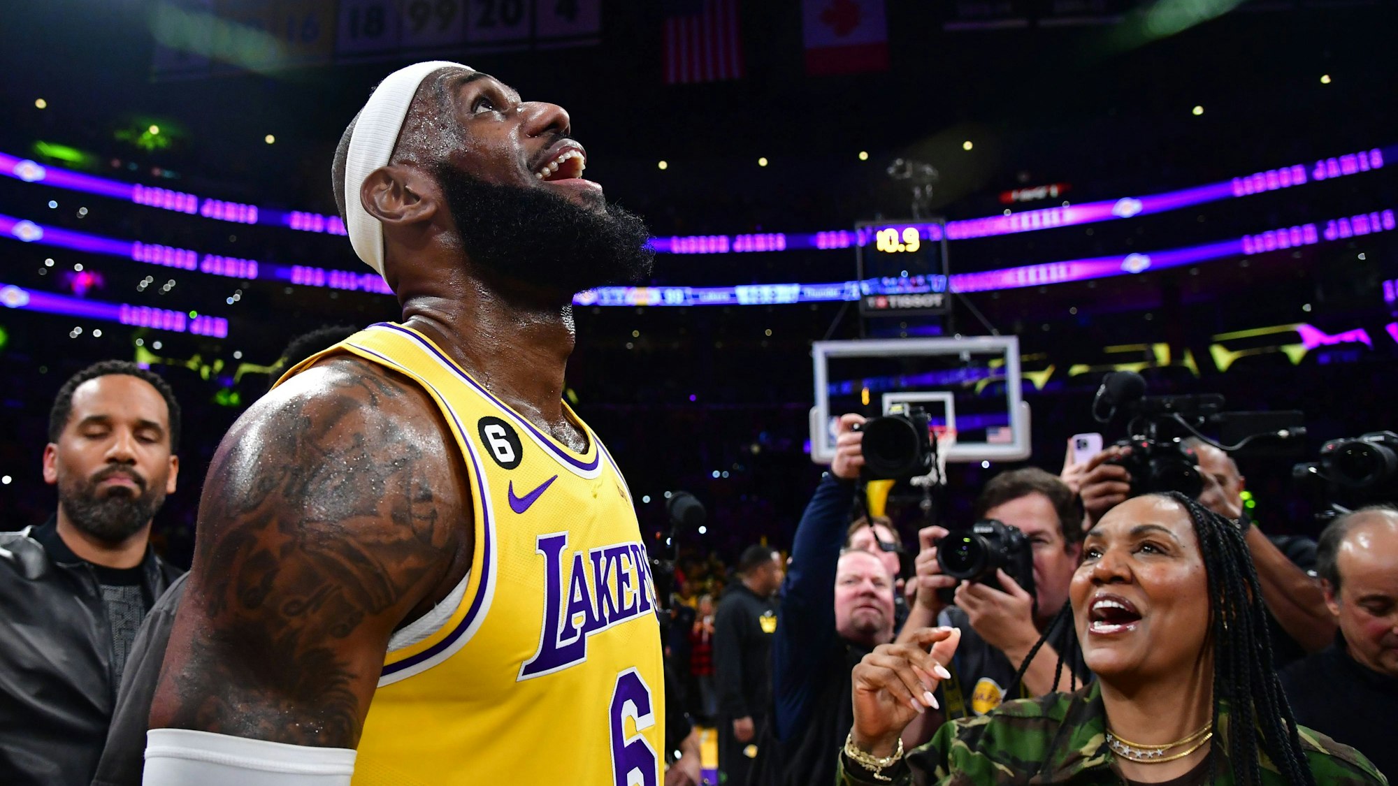 LeBron James jubelt nach seinem historischen Spiel.