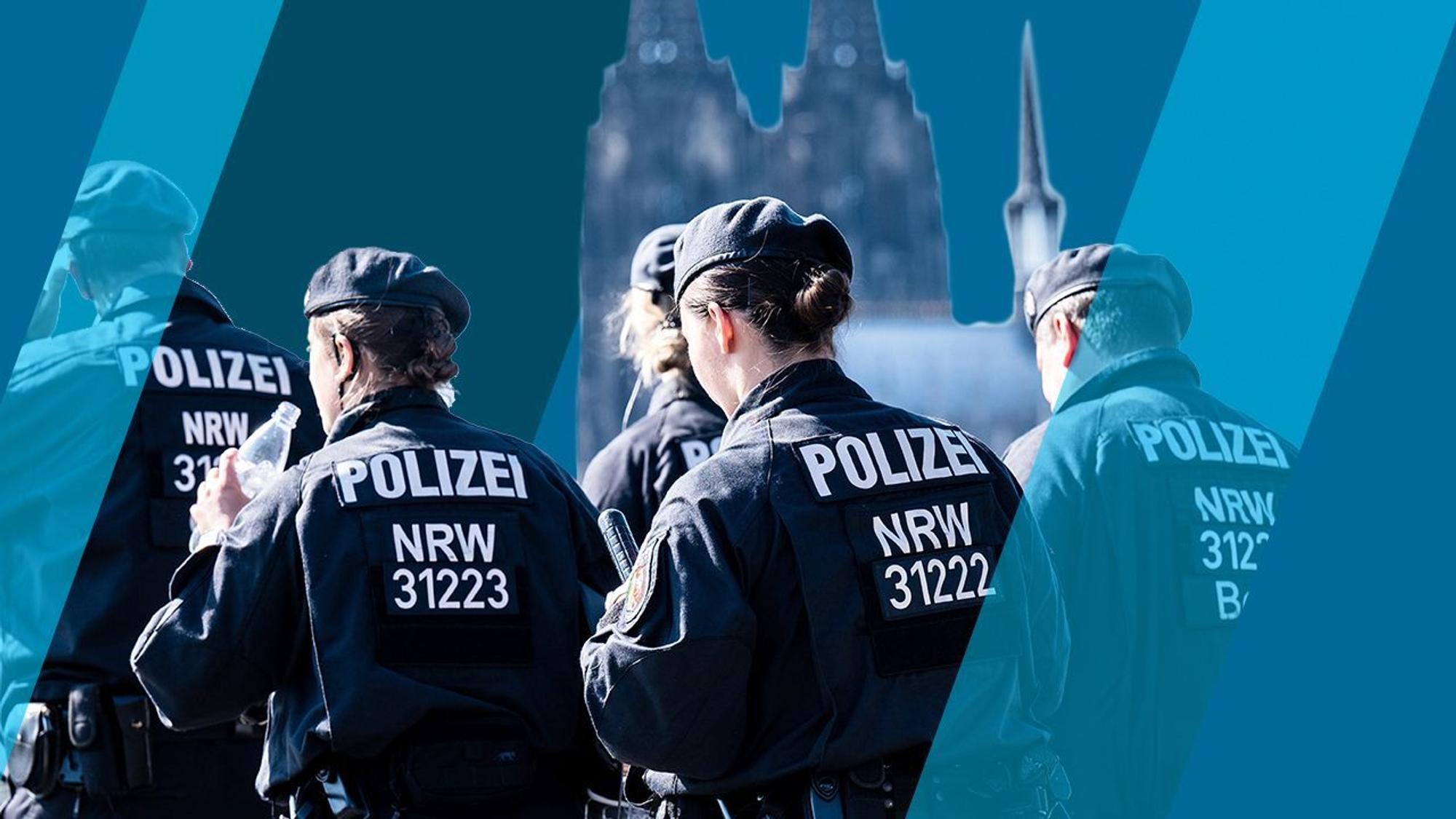 Polizisten einer Hundertschaft gehen hintereinander her.