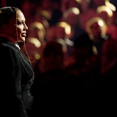 Sängerin Madonna, im Profil abgebildet, kündigt den Auftritt der Musiker Sam Smith und Kim Petras bei der Verleihung der 65. Grammy Awards an.