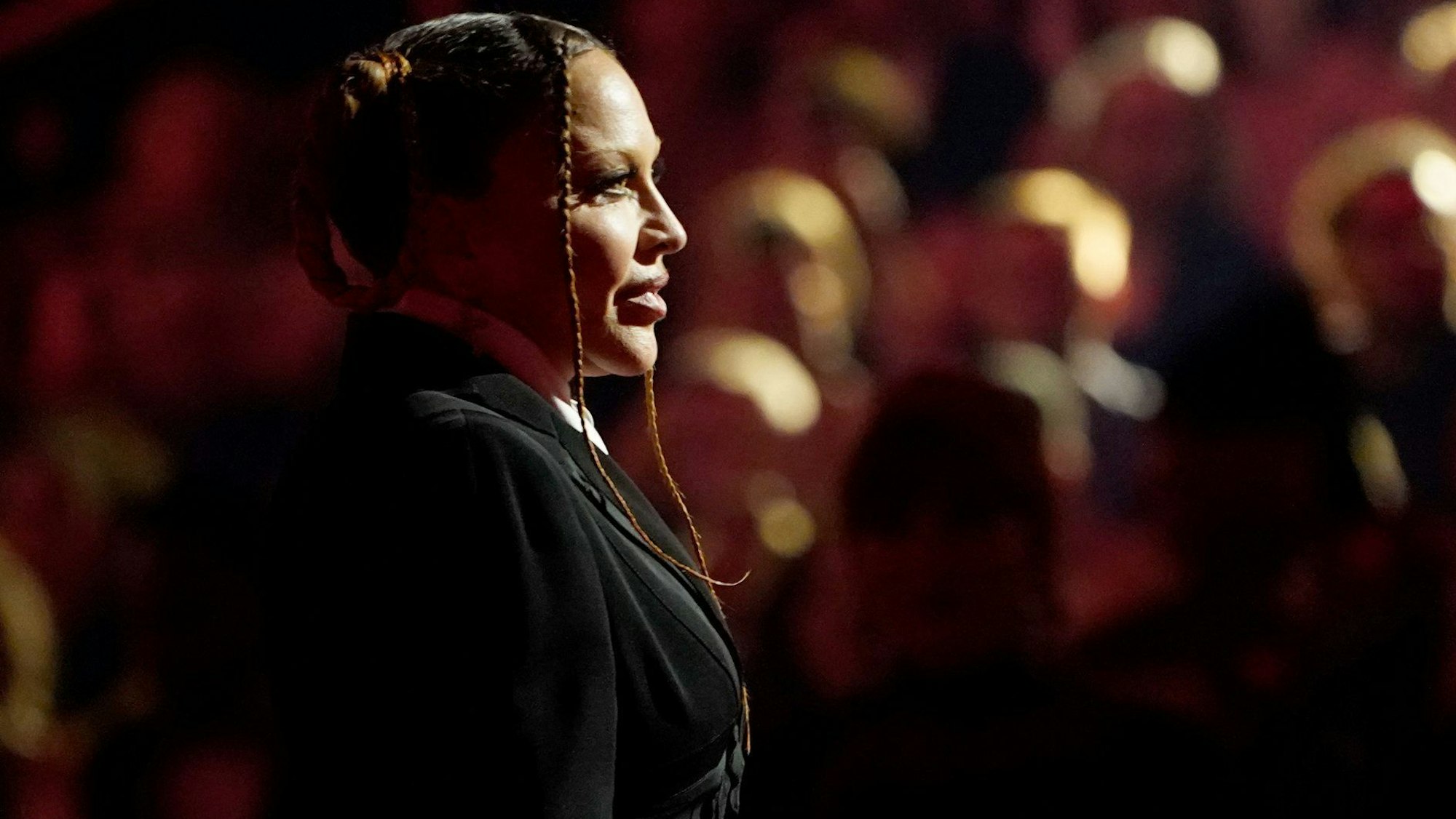 Sängerin Madonna, im Profil abgebildet, kündigt den Auftritt der Musiker Sam Smith und Kim Petras bei der Verleihung der 65. Grammy Awards an.