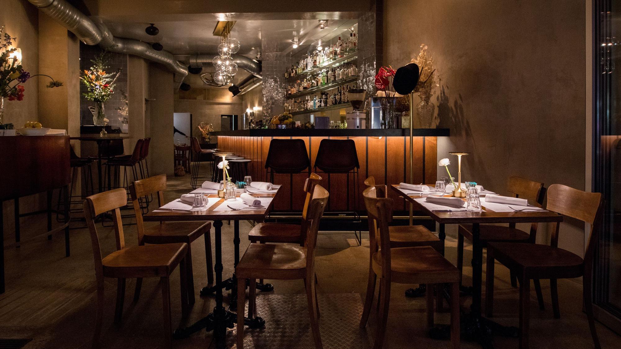 gedeckte Holztische in einem Restaurant