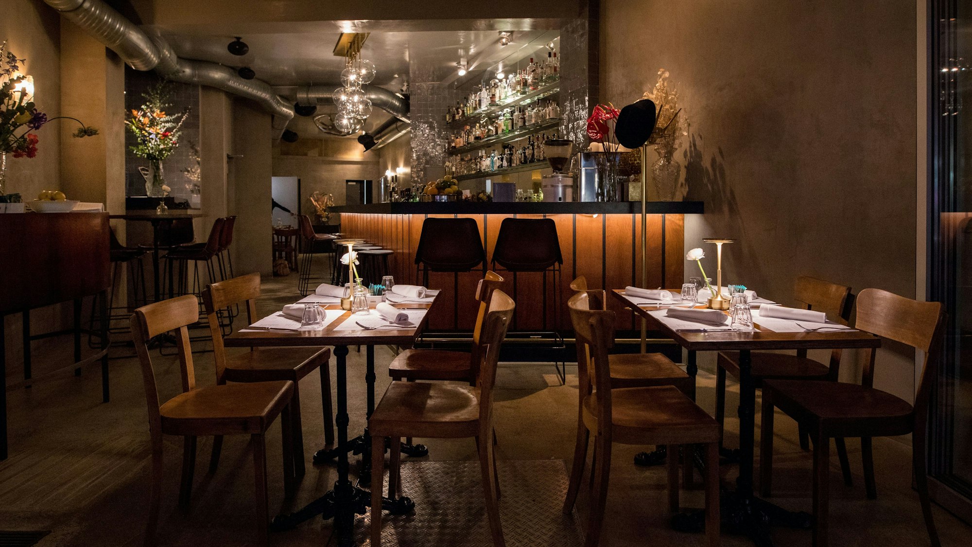 gedeckte Holztische in einem Restaurant