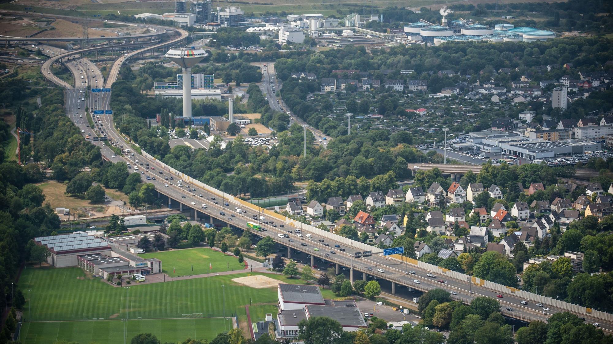Die Stelze der A1 soll nach den Plänen der Autobahn GmbH auf vier Fahrstreifen pro Richtung erweitert werden.