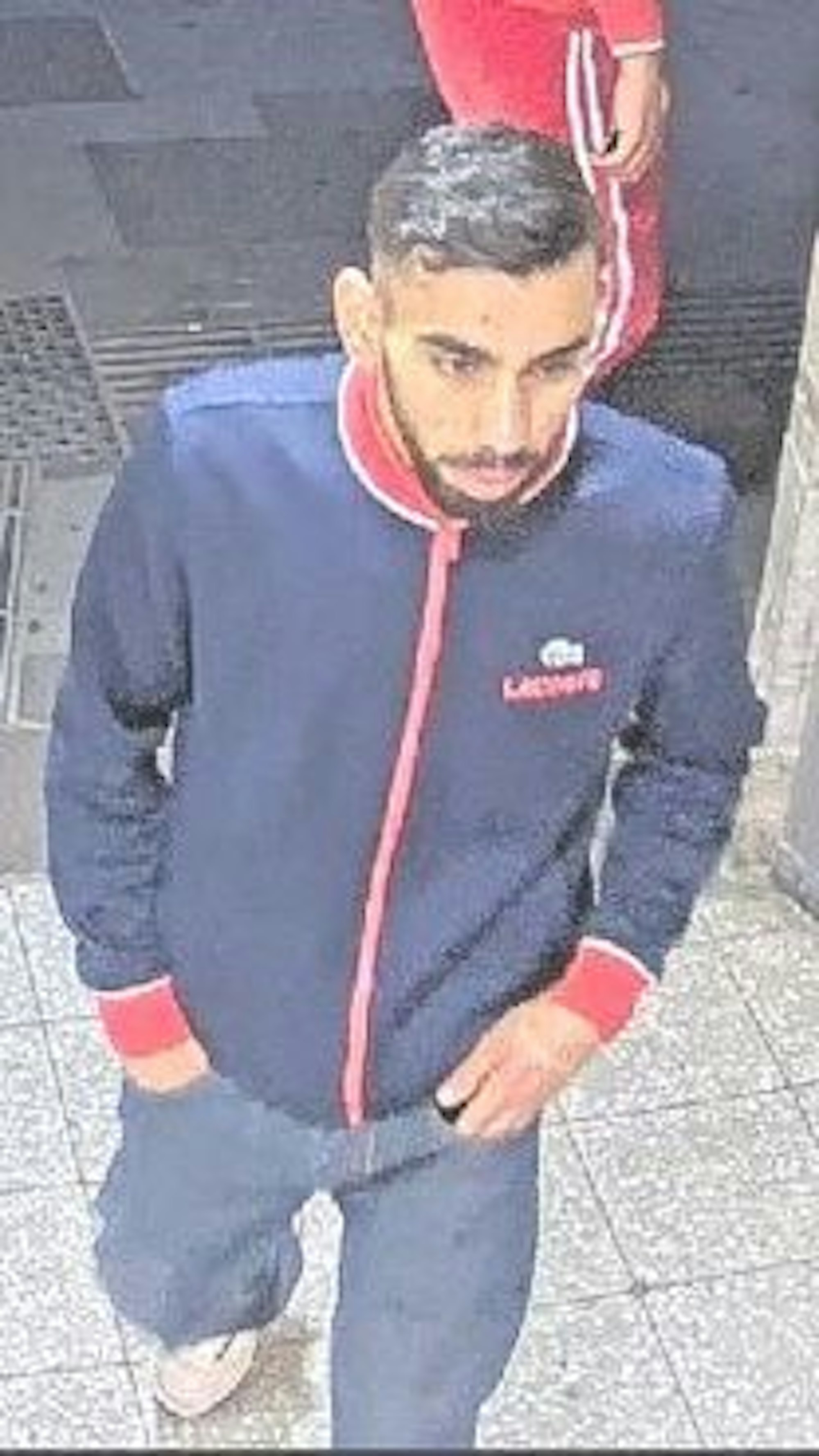 Der Tatverdächtige auf einer Überwachungskamera nach einem Raubüberfall in Köln-Deutz.