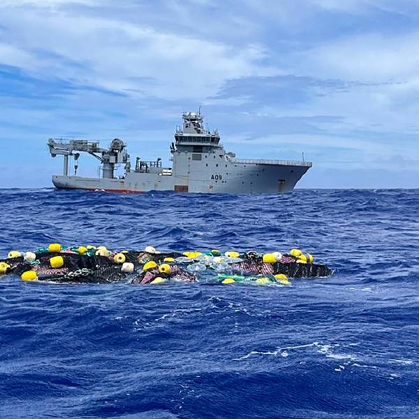 Auf diesem Foto der neuseeländischen Polizei schwimmt eine Ladung Kokain auf der Oberfläche des Pazifischen Ozeans, dahinter das Schiff HMNZS Manawanui der Royal New Zealand Navy.