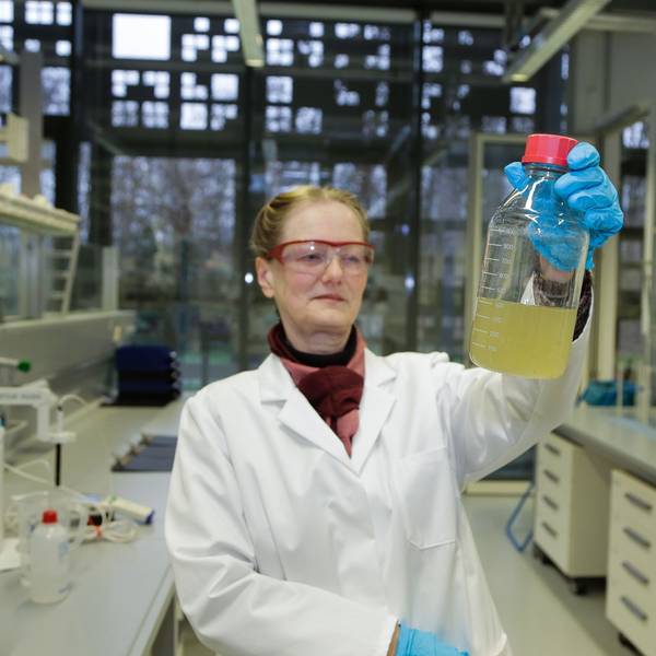 Andrea Poppe, Leiterin des Abwasserinstituts, untersucht eine Probe in einer Laborflasche.