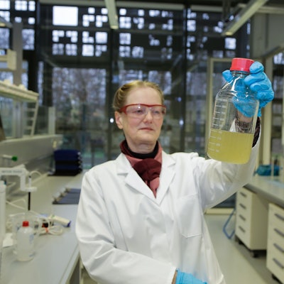 Andrea Poppe, Leiterin des Abwasserinstituts, untersucht eine Probe in einer Laborflasche.