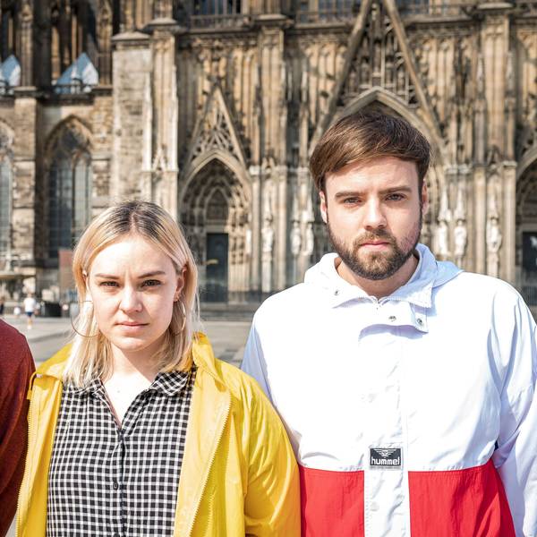The Screenshots am Kölner Dom auf dem Roncalliplatz.
Die Band besteht aus: Dax Werner (l., Gesang, E-Gitarre), Susi Bumms (E-Bass) und Kurt Prödel (Schlagzeug).