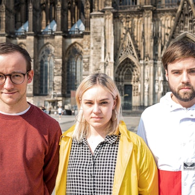 The Screenshots am Kölner Dom auf dem Roncalliplatz.
Die Band besteht aus: Dax Werner (l., Gesang, E-Gitarre), Susi Bumms (E-Bass) und Kurt Prödel (Schlagzeug).