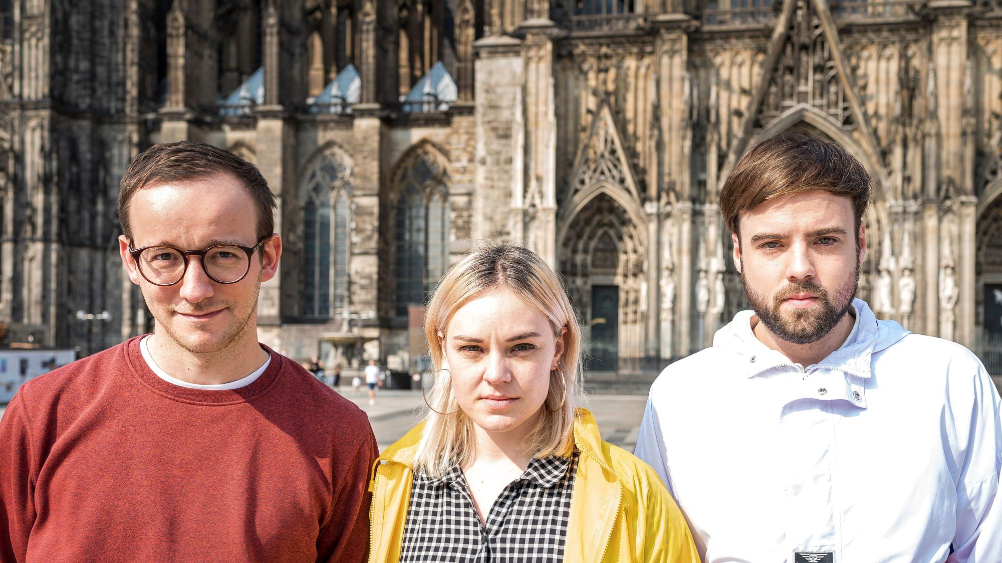 The Screenshots am Kölner Dom auf dem Roncalliplatz.
Die Band besteht aus: Dax Werner (l., Gesang, E-Gitarre), Susi Bumms (E-Bass) und Kurt Prödel (Schlagzeug).