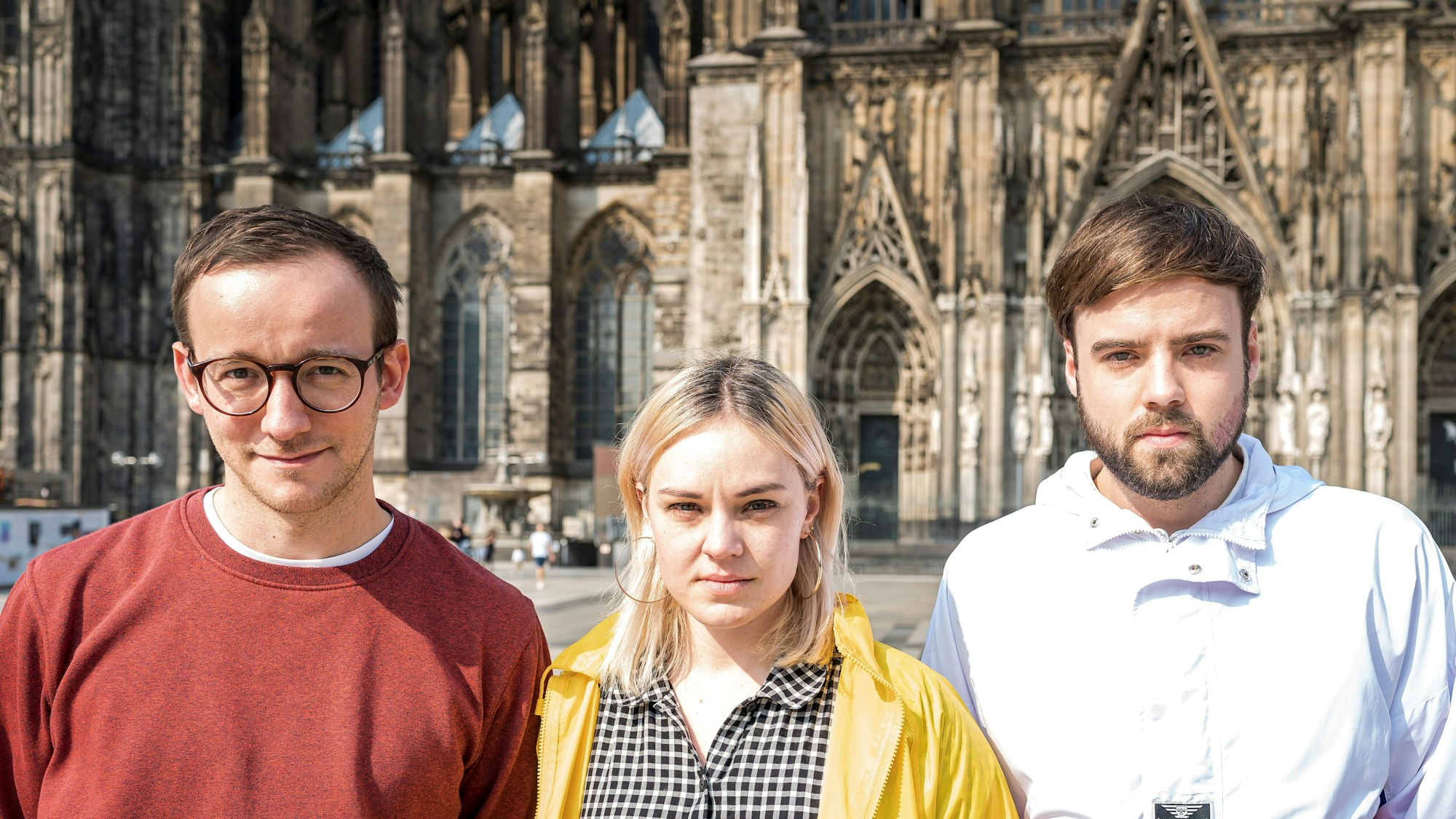 The Screenshots am Kölner Dom auf dem Roncalliplatz.
Die Band besteht aus: Dax Werner (l., Gesang, E-Gitarre), Susi Bumms (E-Bass) und Kurt Prödel (Schlagzeug).