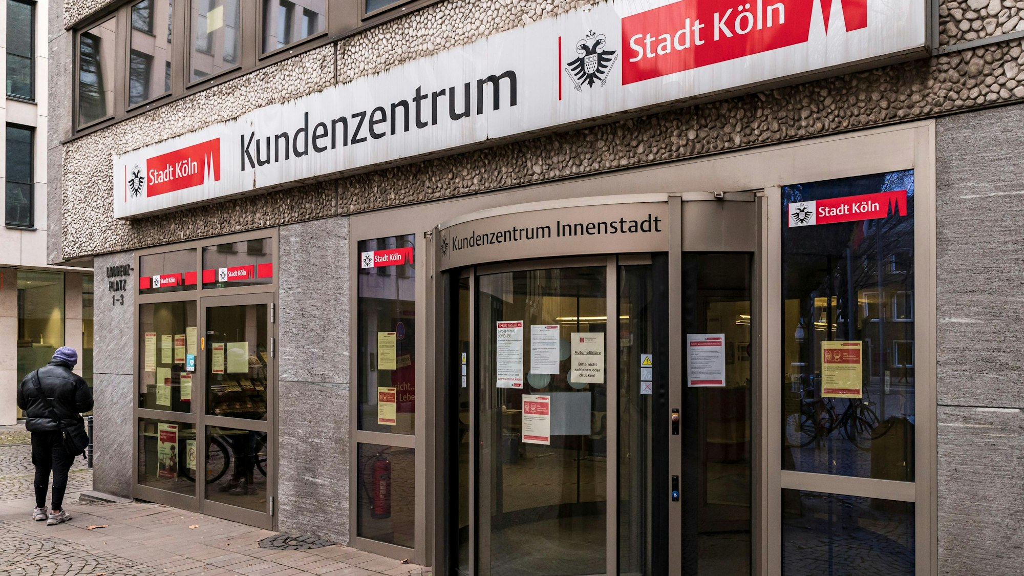 Außenansicht vom Kundenzentrum der Stadt Köln auf dem Laurenzplatz in der Kölner Innenstadt.