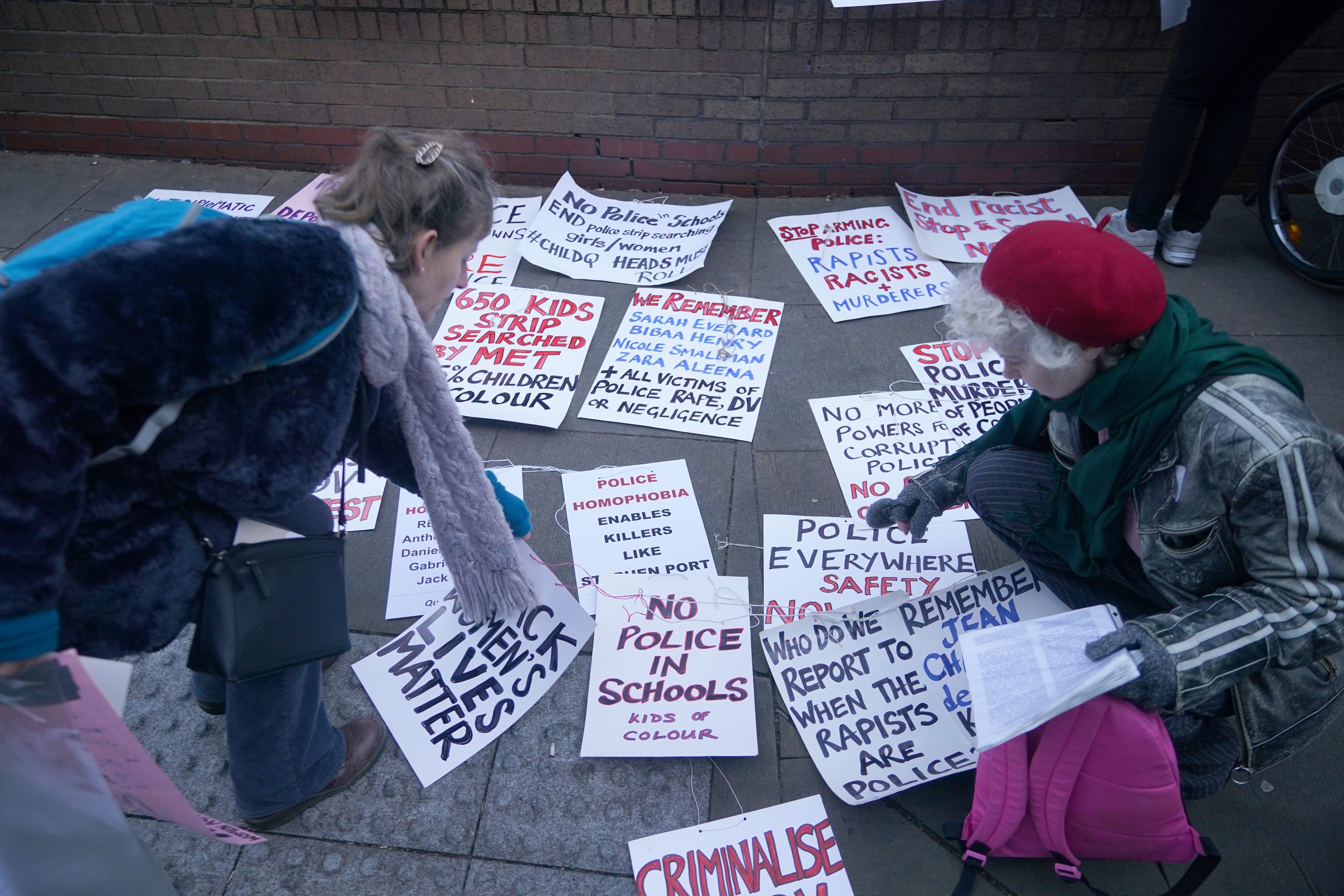 Demonstranten von Women Against Rape & Women of Colour Global Woman's strike versammeln sich vor dem Southwark Crown Court vor der Strafmaßverkündung im Fall eines Londoner Polizisten, der wegen der Vergewaltigung etlicher Frauen angeklagt ist.