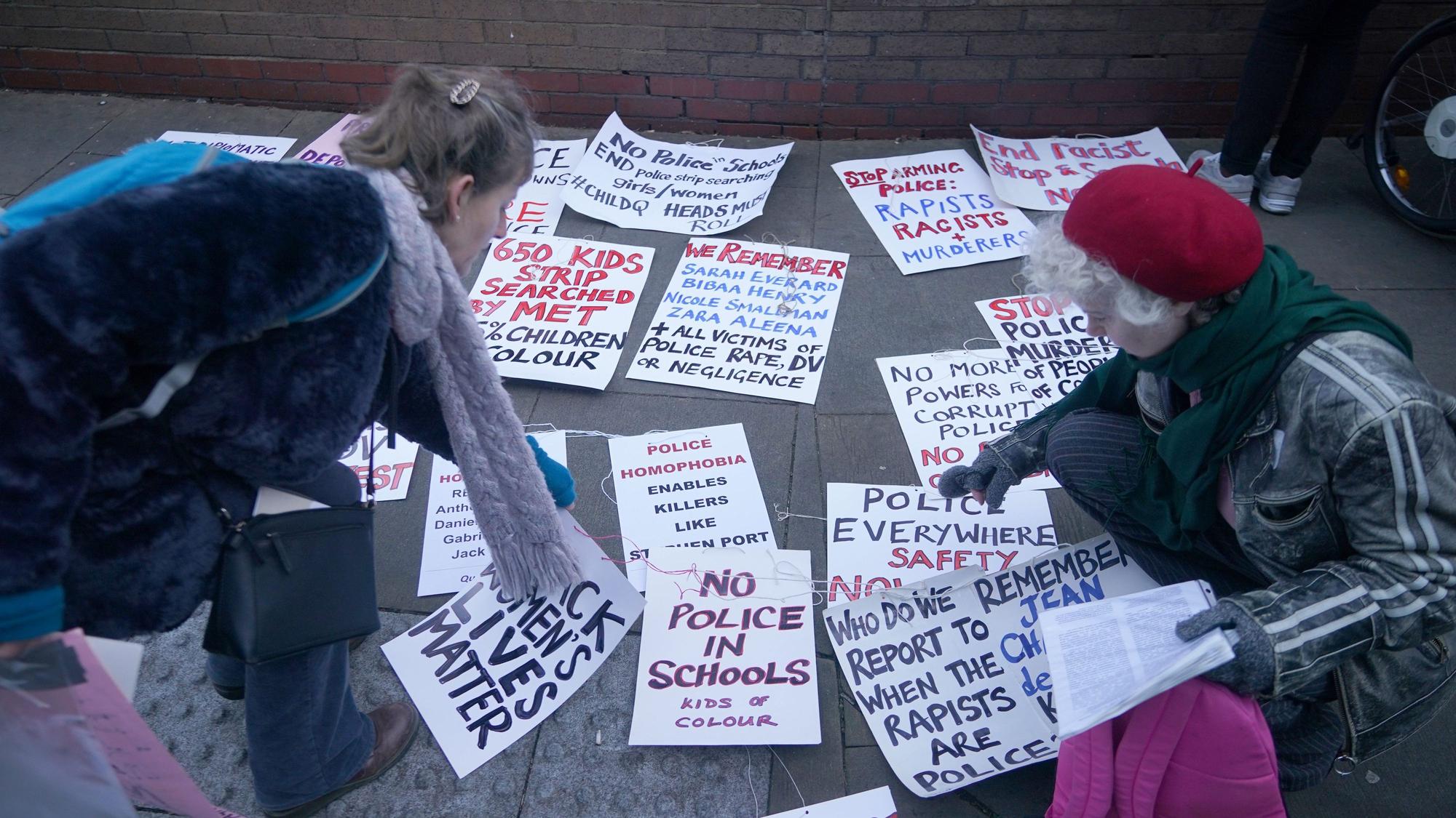 Demonstranten von Women Against Rape & Women of Colour Global Woman's strike versammeln sich vor dem Southwark Crown Court vor der Strafmaßverkündung im Fall eines Londoner Polizisten, der wegen der Vergewaltigung etlicher Frauen angeklagt ist.