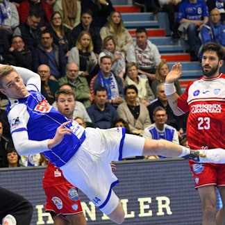 Das Bild zeigt eine Szene aus einem Handballspiel.