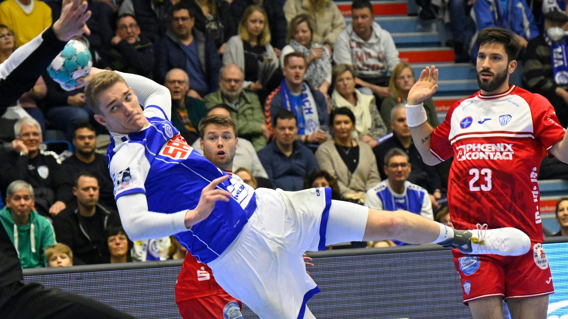 Das Bild zeigt eine Szene aus einem Handballspiel.