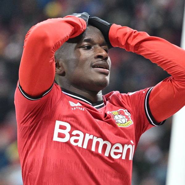 Leverkusens Moussa Diaby reagiert nach einer verpassten Torchance.