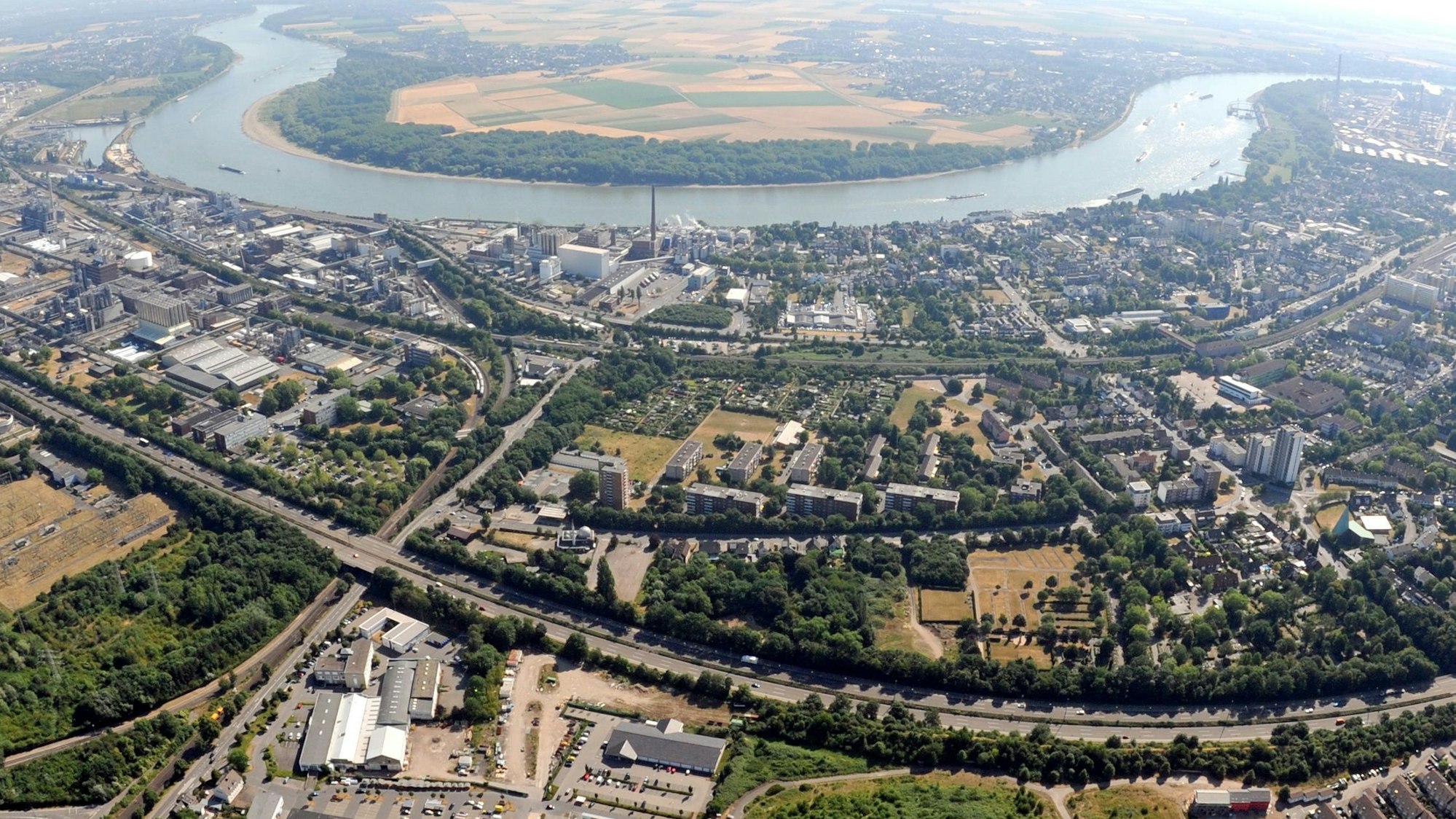Es ist eine Aufnahme vom Rhein bei Wesseling zu sehen.