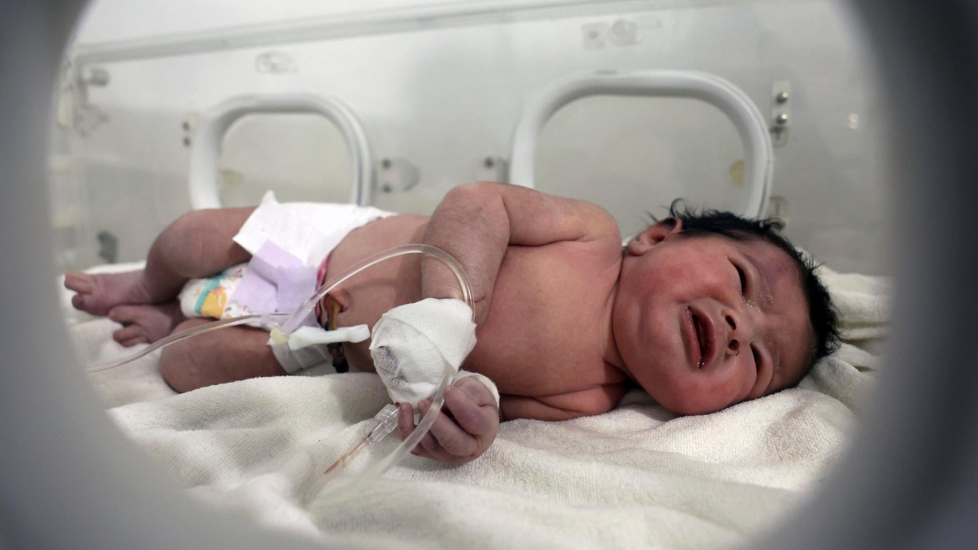 Ein kleines Mädchen, das unter den Trümmern eines Erdbebens geboren wurde, wird in einem Inkubator in einem Kinderkrankenhaus in der syrischen Provinz Aleppo behandelt. Die Ärztinnen und Ärzte gaben dem Kind den namen Aja.