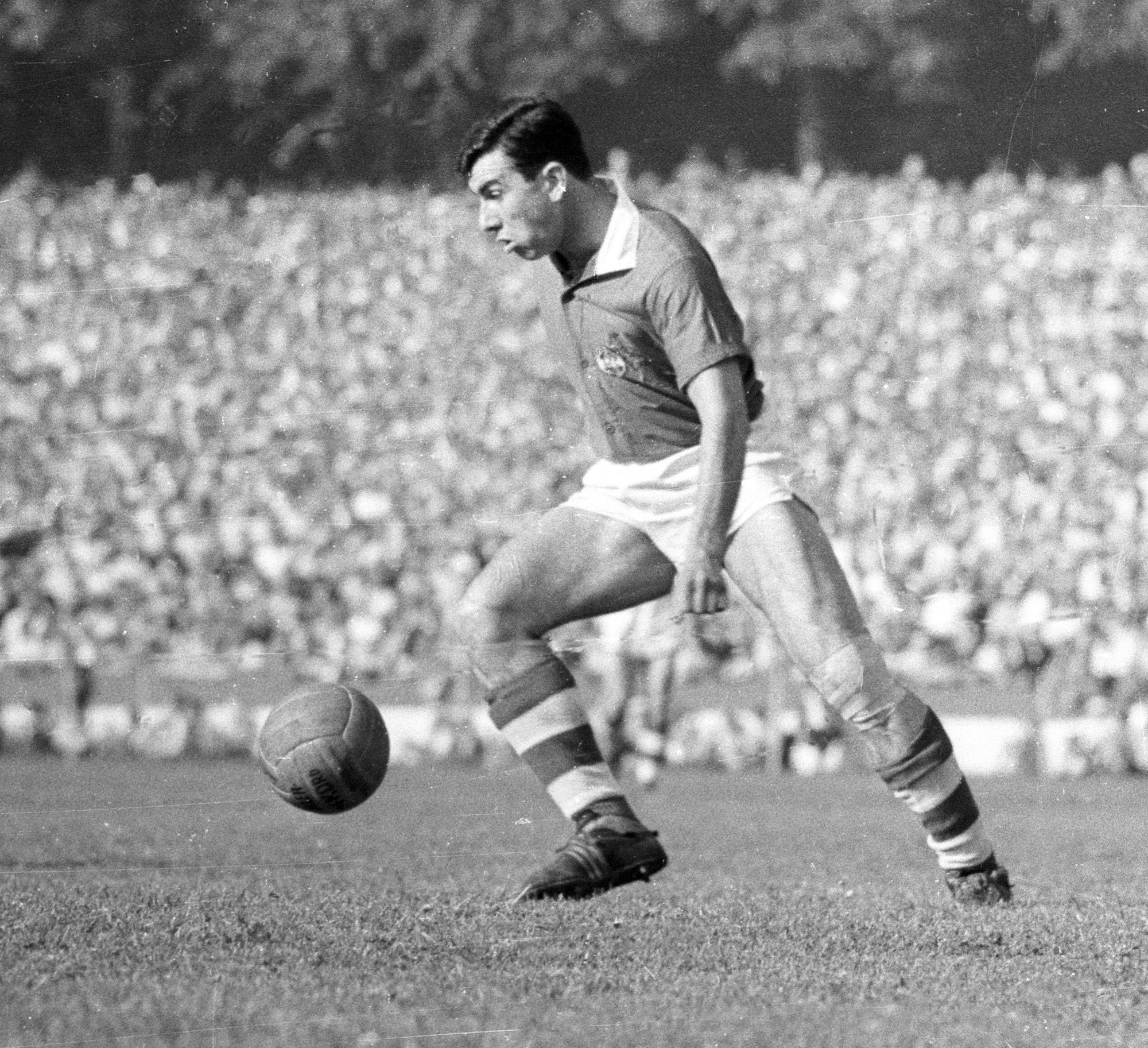 Schwarz-Weiß-Fotografie von Coşkun Taş. Mit dem Ball am Fuß startet er ein Dribbling.
